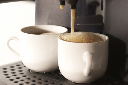 Zwei Becher mit leckerem Milchkaffee für Kaffeefans